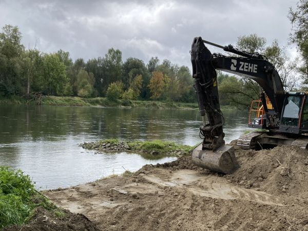 Herstellung des späteren Seitenarmgerinnes - Ausleitung Mittelwasserhöhe
