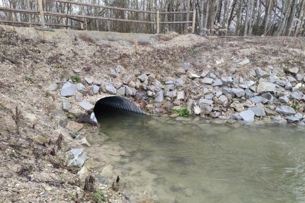 Sohlgleiche Anbindung eines Auebaches an die Isar durch die Erneuerung eines Rohrdurchlasses, Teilgebiet 5 Kohärenzschwerpunkt Landau Sohlgleiche Anbindung eines Auebaches an die Isar durch die Erneuerung eines Rohrdurchlasses, Teilgebiet 5 Kohärenzschwerpunkt Landau
