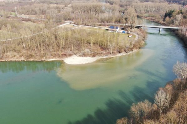 Flach überströmte Kiesbank im Teilgebiet 7 FFH-Schwerpunkt Ettling Flach überströmte Kiesbank im Teilgebiet 7 FFH-Schwerpunkt Ettling