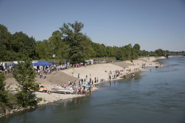 Zahlreiche Besucher verbrachten Ihren Sonntagnachmittag bei strahlendem Sonnenschein am neuen Isarstrand.