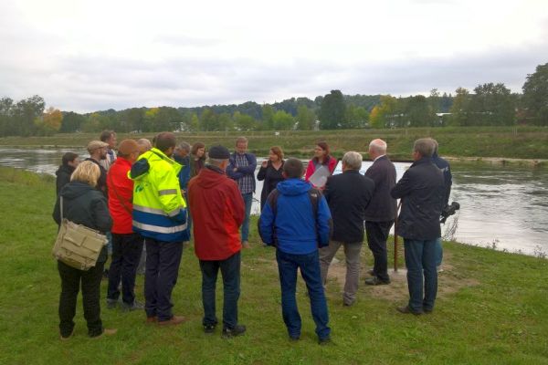 Vertreter des LIFE Natur-Projekts besichtigen die abgeschlossenen Maßnahmen in Dingolfing.