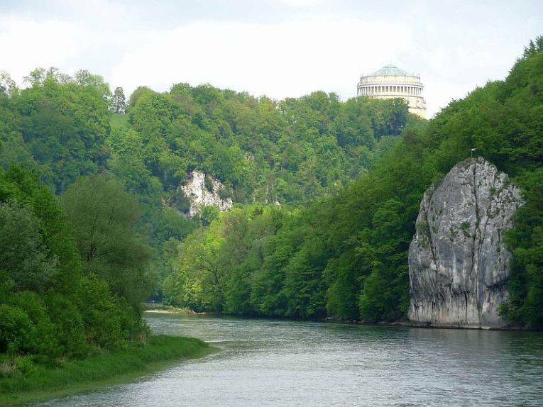 im Hintergrund: die Befreiungshalle Kelheim