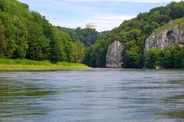 Weltenburger Enge mit Blick auf Befreiungshalle